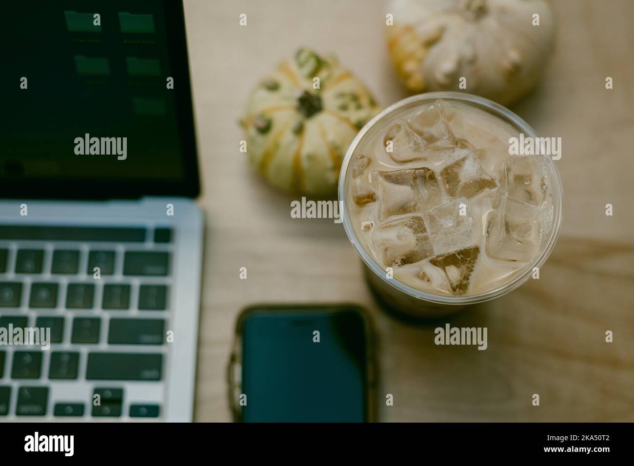 Eiskaffee, Laptop und Handy Stockfoto
