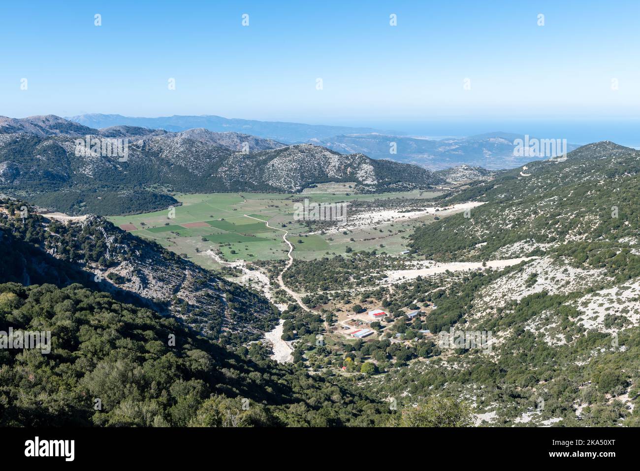 Ein Blick von oben auf die Landschaft unten mit einem Panoramablick bis in die Unendlichkeit. Stockfoto