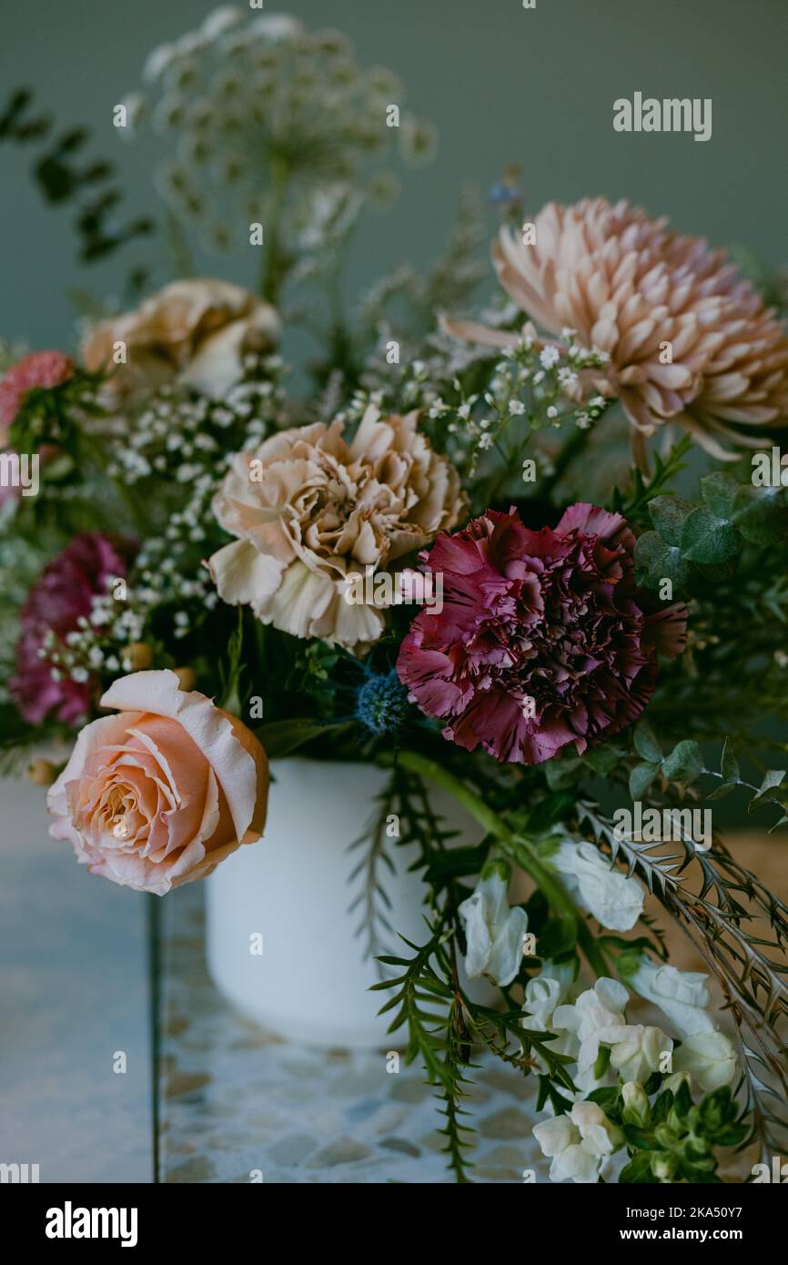 Blumenarrangements in Pink, Braun und Burgund Stockfoto