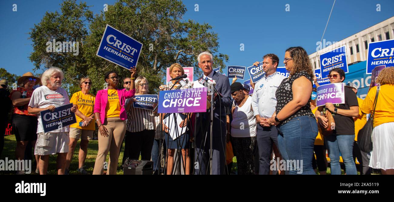 St. Petersburg, Florida, USA. 31. Oktober 2022. 31. Oktober 2022, St. Petersburg, Florida: Charlie Crist, der Kandidat des demokratischen Gouverneurs für Florida, hält vor der Abstimmung in seiner Heimatstadt St. Petersburg eine Pressekonferenz ab, wo er den amtierenden republikanischen Gouverneur verurteilte. Ron DeSantis' Weigerung, antisemitische Kommentare zu verurteilen, die bei einem College-Fußballspiel DeSantis gezeigt wurden, nahm am Wochenende Teil. (Bild: © Dominic Gwinn/ZUMA Press Wire) Stockfoto