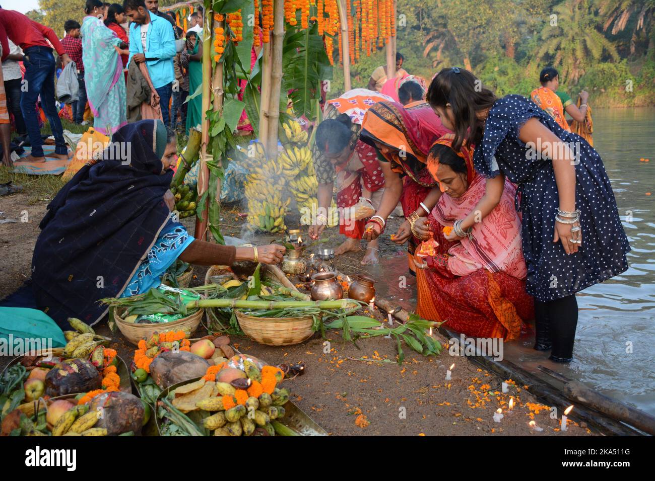 Santiniketan, Westbengalen, Indien. 31. Oktober 2022. Chhath puja ist dem sonnengott Surya gewidmet. Das Festival heißt 'Chhath', weil es die Zahl 6 in Hindi oder Nepali bedeutet. Das Fest wird am 6.. Tag des Monats des Hindu-Monats Karthika gefeiert. Chhath Puja ist eines der größten Festivals Indiens. Dieses Fest wird in den meisten Teilen von Bihar, Uttar Pradesh und auch in einigen Teilen von Bengalen gefeiert. Das Festival beginnt im Monat Kartika an seinem sechsten Tag. Das Fest dauert vier Tage und ist der Anbetung von Lord Sun gewidmet, weil sie seinen Segen gesucht und für das Anhalten gebetet hat Stockfoto