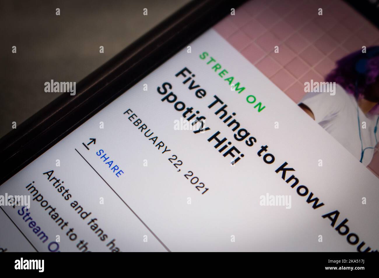 Vancouver, KANADA - 29 2022. Oktober : Ein Nachrichtenbeitrag von „Five Things to Know About Spotify HiFi“ von der Website newsroom.spotify.com auf einem iPhone und einem dunklen moo Stockfoto