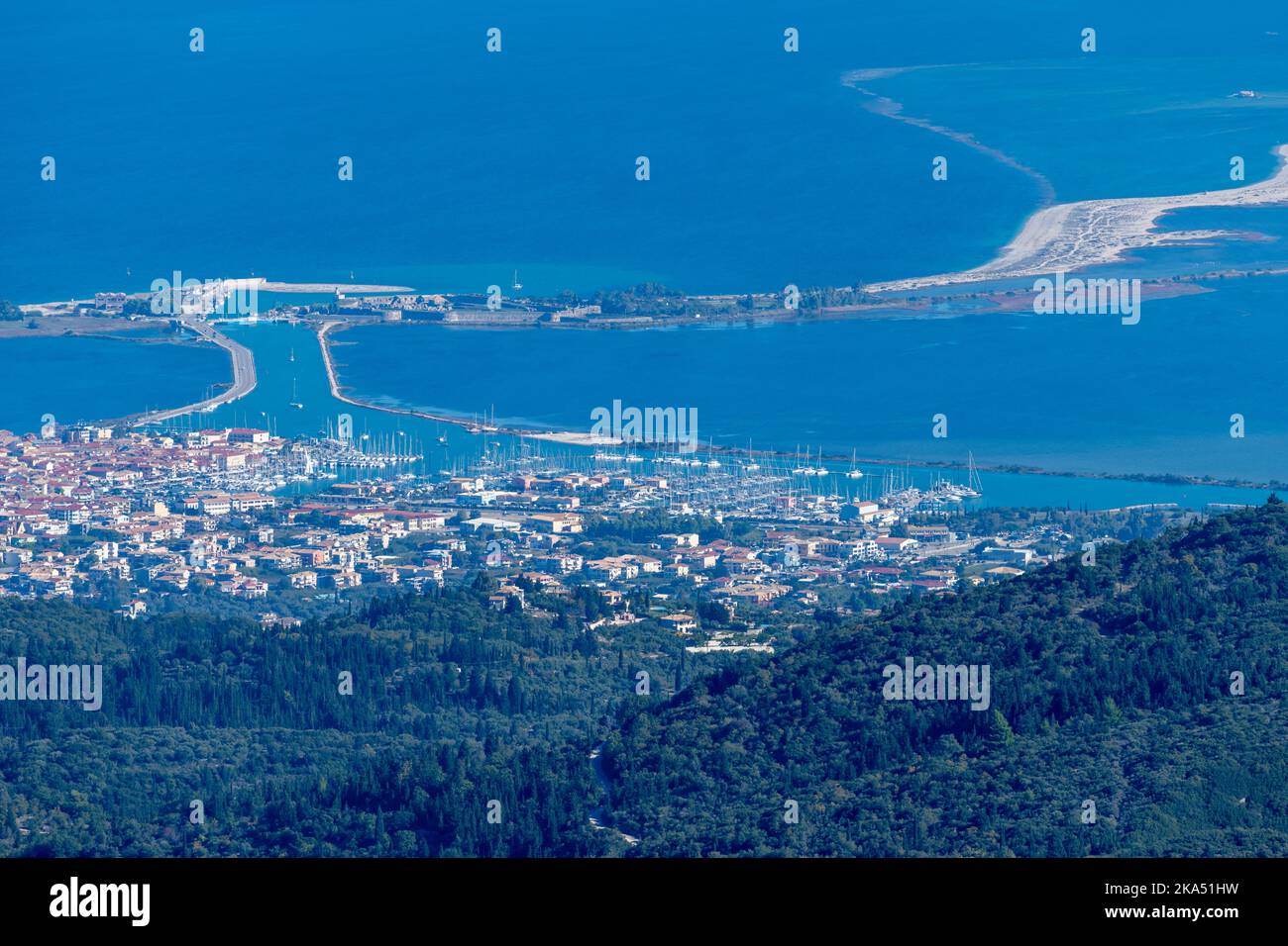 Eine Bergansicht der Insel Lefkada, Griechenland, zeigt die Hauptstadt und den Damm, der mit dem Festland verbunden ist. Stockfoto