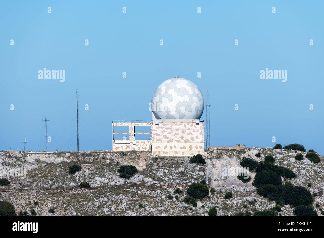 Insel lefkada. Griechenland-10.18.2022. Die ehemalige Radarstation auf dem Gipfel des Berges. Veraltet und verlassen. Stockfoto