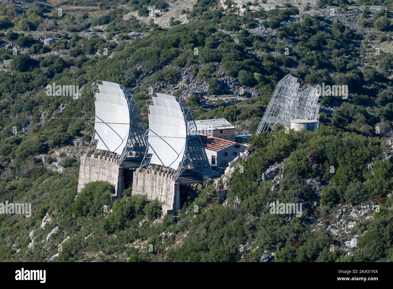 Insel lefkada. Griechenland-10.18.2022. Die ehemalige Radarstation auf dem Gipfel des Berges. Veraltet und verlassen. Stockfoto