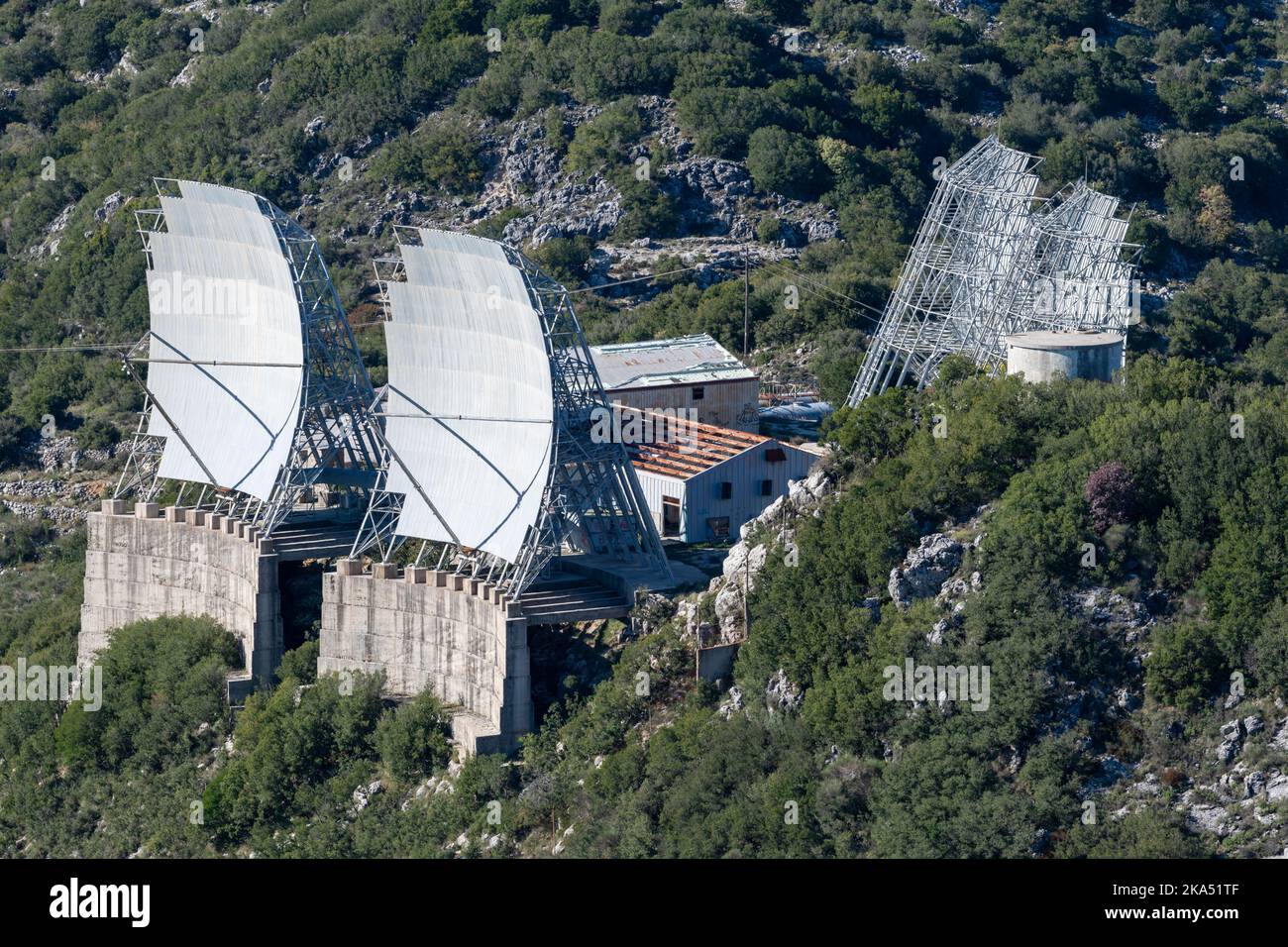 Insel lefkada. Griechenland-10.18.2022. Die ehemalige Radarstation auf dem Gipfel des Berges. Veraltet und verlassen. Stockfoto