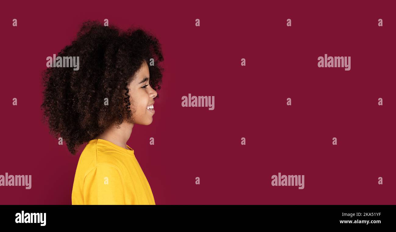 Profil Porträt von lockigen schwarzen Kind über bunten Hintergrund Stockfoto