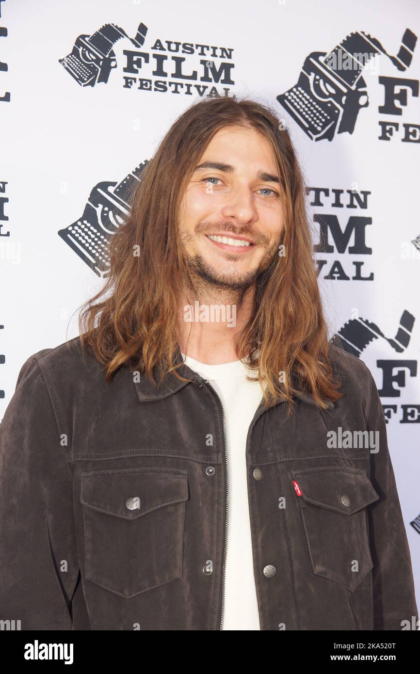 28. Oktober 2022, Austin, Texas, USA: Dylan McNamara auf dem roten Teppich für die Premiere des Films 'Sam & Kate' während des Austin Film Festivals 2022, im Paramount Theater. Das Familiendrama zeigt, wie die Stars echte Erwachsene Kinder spielen, die die erwachsenen Kinder ihres Charakters spielen. (Bild: © Jeff J. Newman/ZUMA Press Wire) Stockfoto