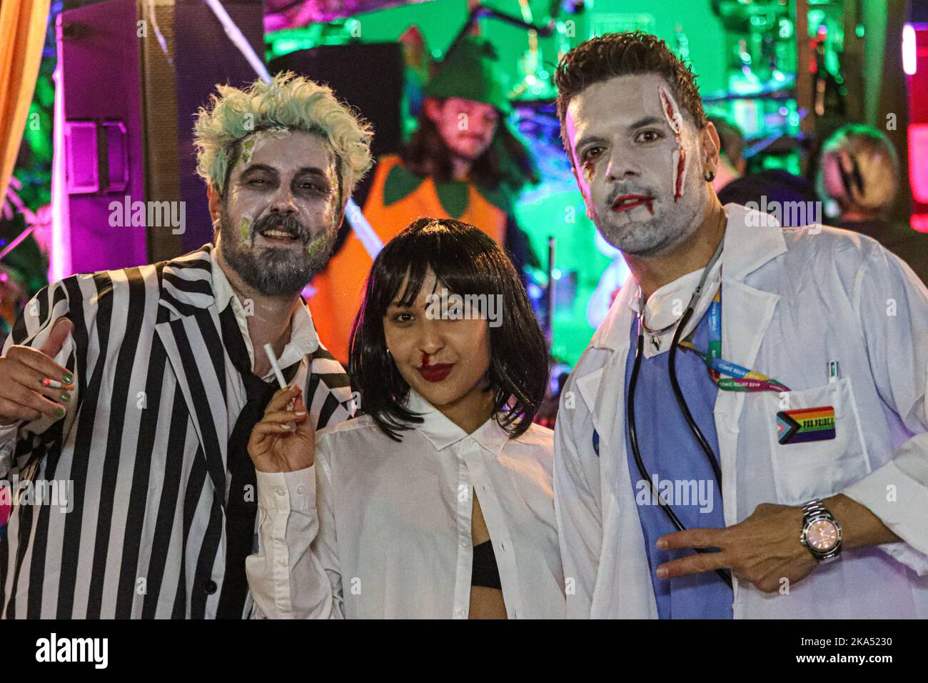 Halloween-Wochenende in Brighton, an dem Tausende in gruseligen, ausgefallenen Kleidern die Straßen, Pubs und Clubs besuchen, um die ganze Nacht über zu feiern. Stockfoto