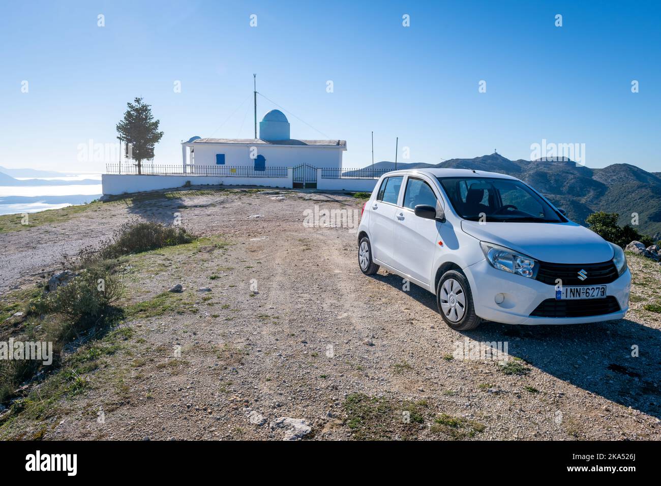 Insel Lefkada. Griechenland: 10.18.2022. Ein Familienauto auf einem Berg mit Blick auf eine Kirche, Stockfoto