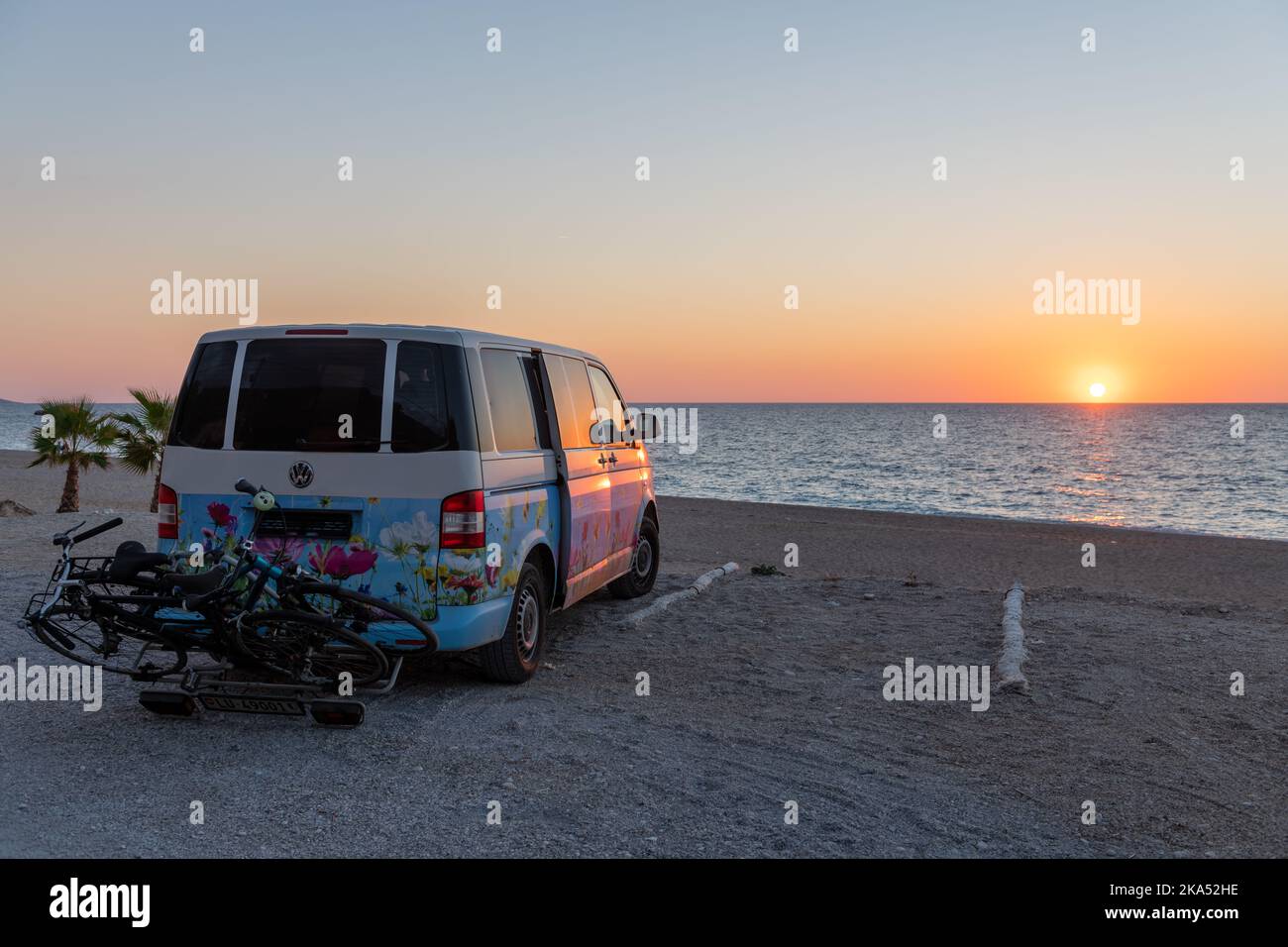 Insel Lefkada. Griechenland-10.17.2022. Ein Wohnmobil parkte an einem Strand mit einem atemberaubenden Blick auf den Sonnenuntergang. Stockfoto