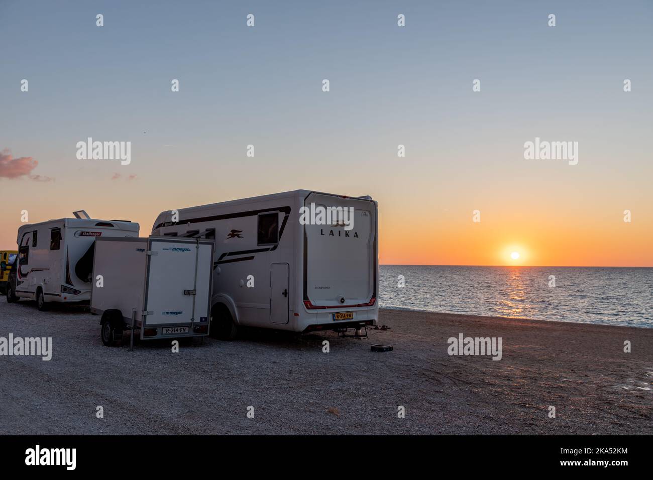 Insel Lefkada. Griechenland-10.17.2022. Wohnmobil am Kathisma Beach mit einem wunderschönen Blick auf den Sonnenuntergang. Stockfoto