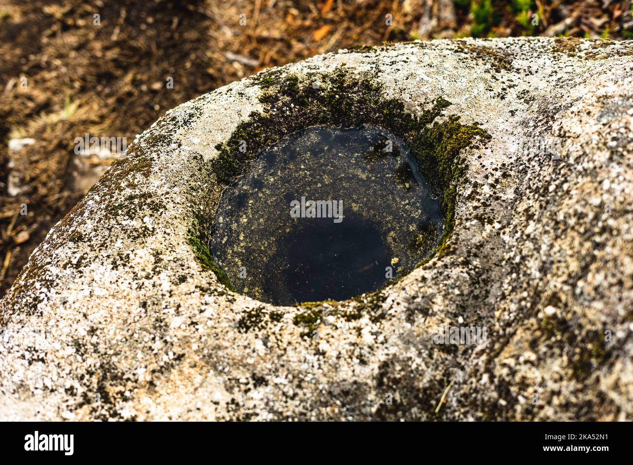 Loch in einem Stein Stockfoto