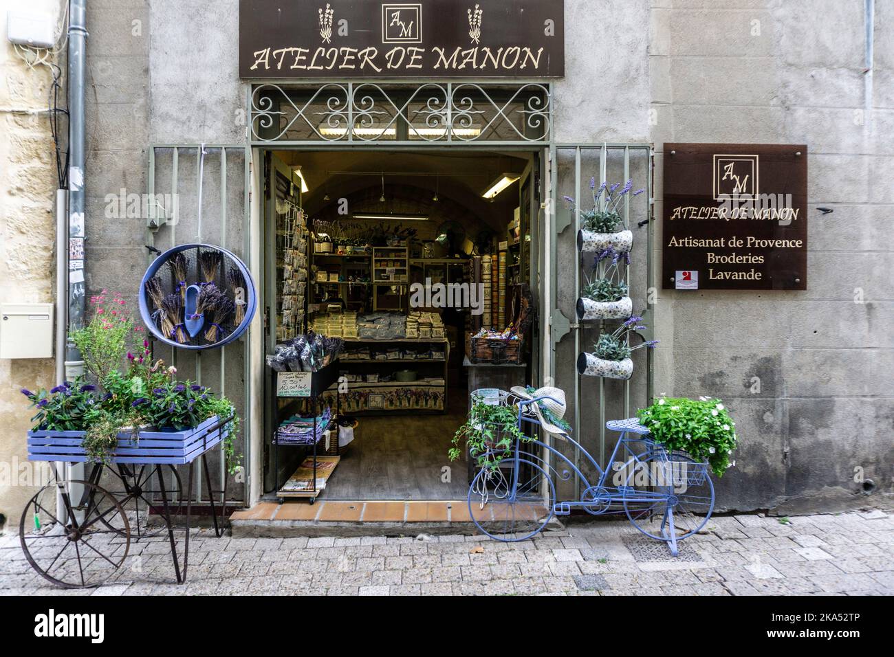 Atelier De Manon, Uzes, Frankreich. Ein Geschäft, spezialisiert auf Lavendelprodukte. Stockfoto