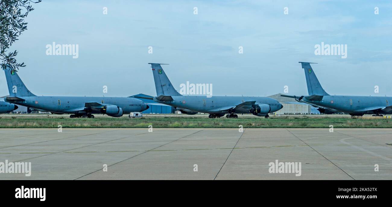 Französische Militärflugzeuge auf der Rollbahn in Nimes, Frankreich. Stockfoto