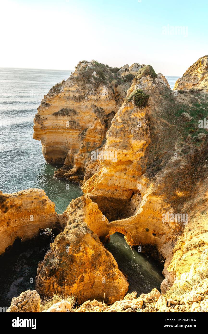 Goldene Steilküsten bei Sonnenaufgang in Ponta da Piedade bei Lagos, Portugal.spektakuläre Felsformationen mit Höhlen, Grotten und Meeresbögen.Sommer Stockfoto