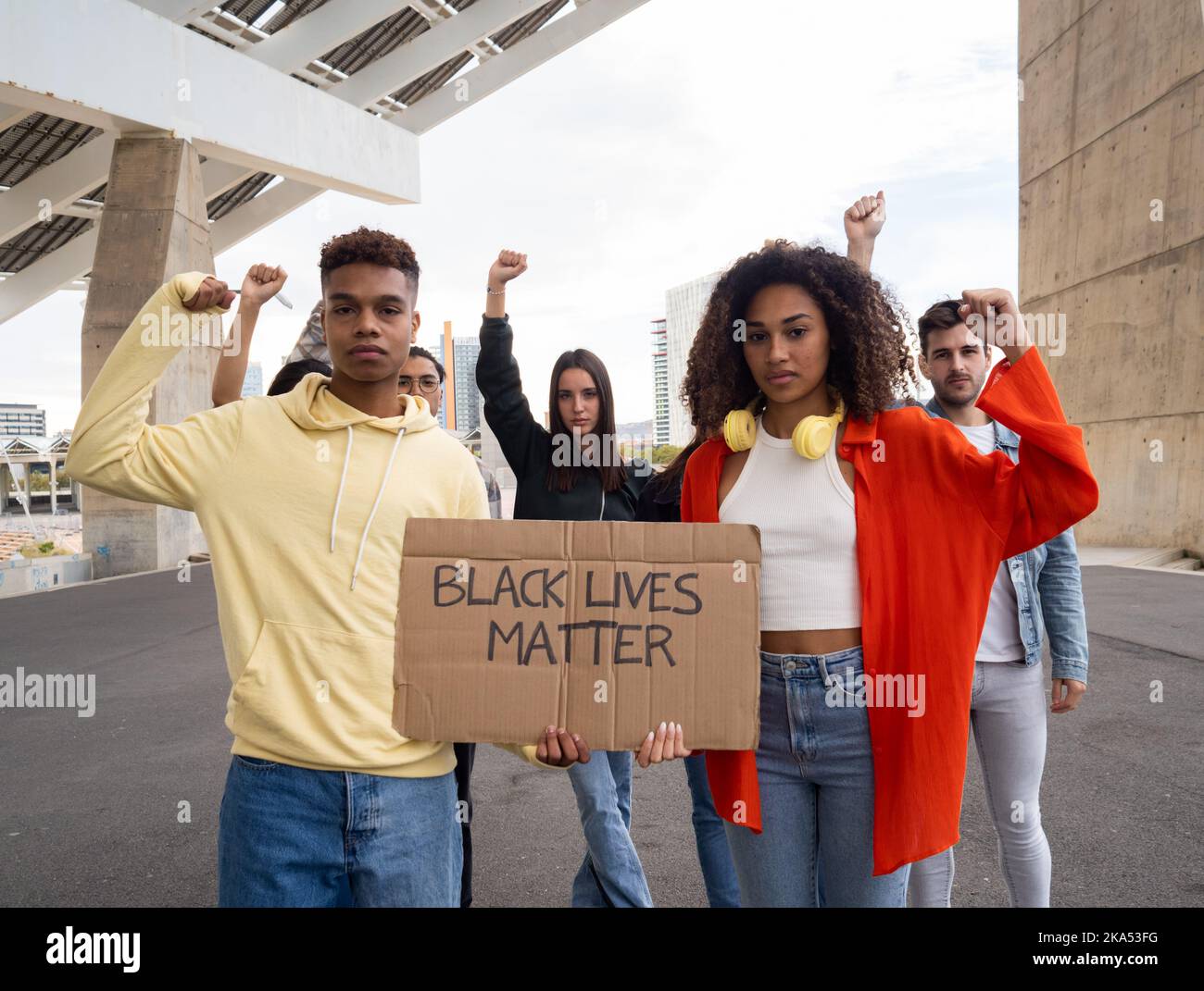 Eine Gruppe verschiedener junger Menschen, die gegen Rassismus protestieren und ein Zeichen halten, das sagt, dass schwarze Leben wichtig sind Stockfoto