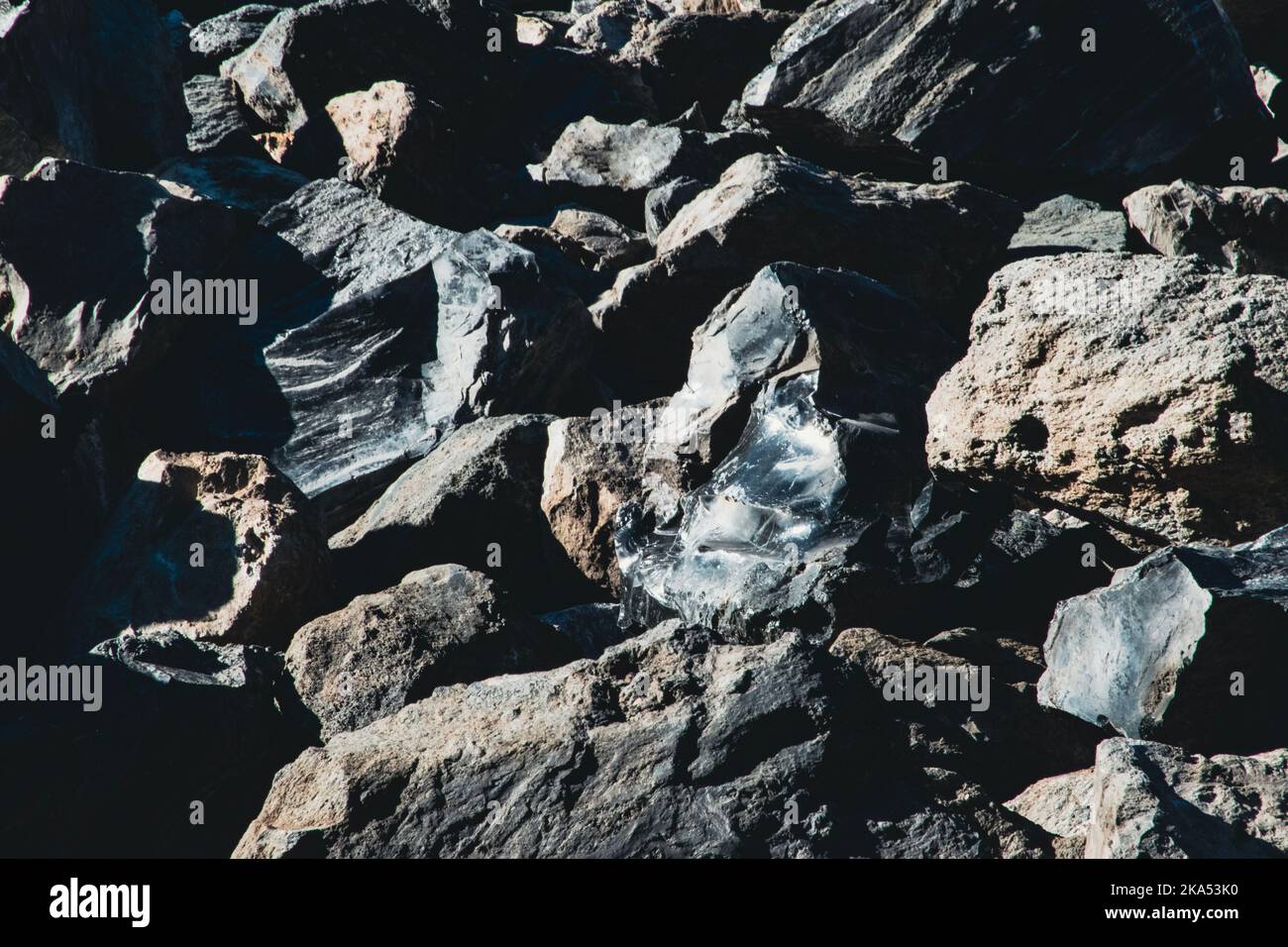 Nahaufnahme von Obsidian in den Steinhaufen geschmolzen. Stockfoto