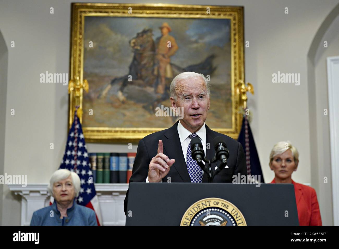 Washington, Usa. 31. Oktober 2022. Präsident Joe Biden spricht, während Finanzminister Janet Yellen (L) und Energieministerin Jennifer Granholm am Montag, den 31. Oktober 2022, im Roosevelt Room des Weißen Hauses in Washington, DC zuhören. Biden forderte den Kongress auf, Steuerstrafen für Öl- und Gasunternehmen in Erwägung zu ziehen, die angesichts hartnäckig hoher Benzinpreise Rekordgewinne erzielen, die die mittelfristigen Aussichten der Demokraten schmälern. Photo bv Al Drago/UPI Credit: UPI/Alamy Live News Stockfoto