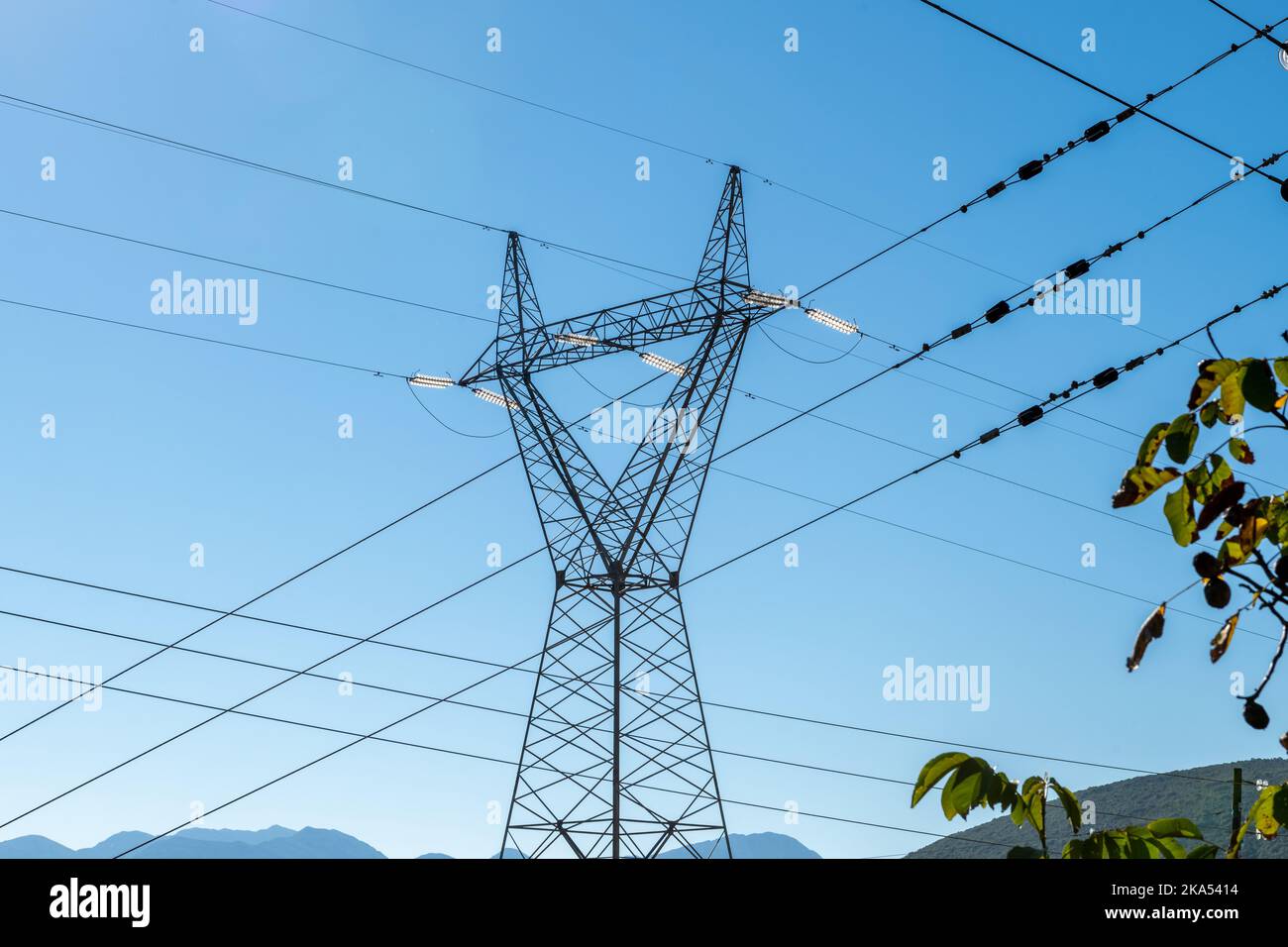 Ein Strompylon oder ein Sendeturm. Stockfoto