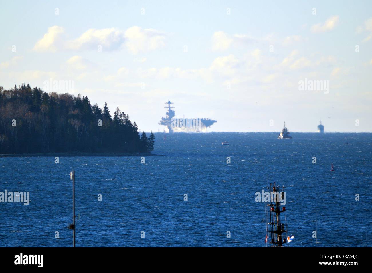 Der amerikanische Flugzeugträger USS Gerald R. Ford (CVN-78) fährt beim ersten Hafenbesuch in Halifax Harbour ein (2022) Stockfoto