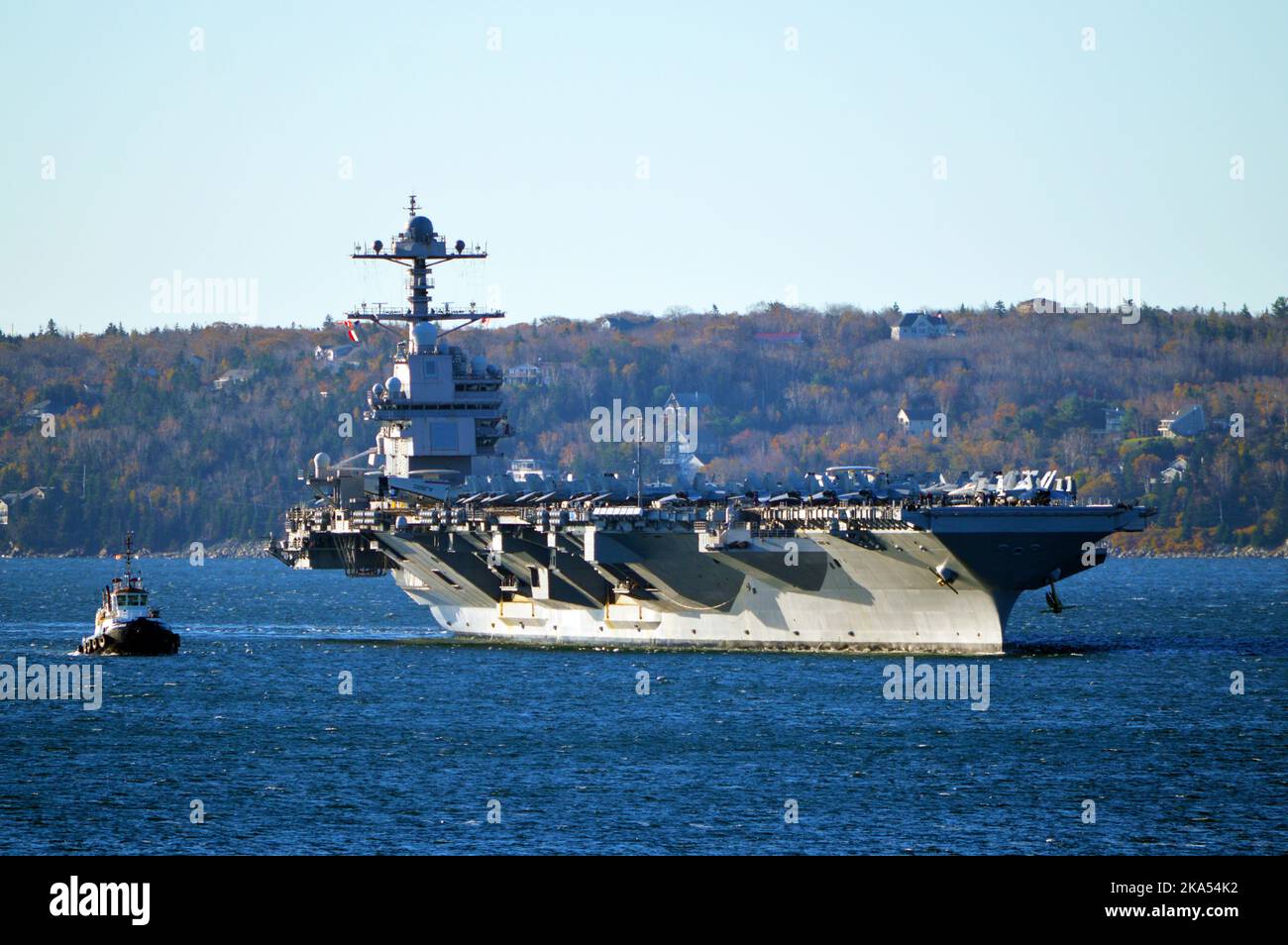 Der amerikanische Flugzeugträger USS Gerald R. Ford (CVN-78), der größte der Welt, bei seinem ersten Hafenbesuch in Halifax, Nova Scotia, Kanada (2022) Stockfoto
