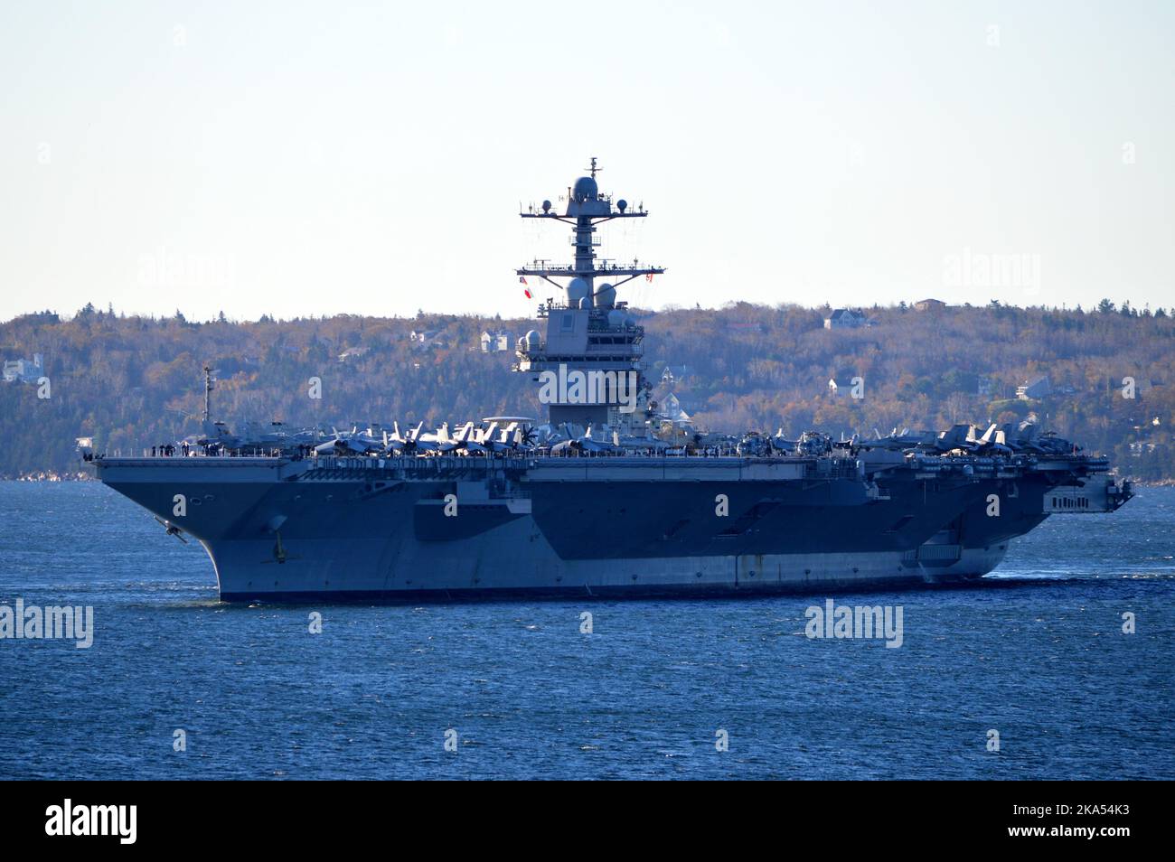 Der amerikanische Flugzeugträger USS Gerald R. Ford (CVN-78), der größte der Welt, bei seinem ersten Hafenbesuch in Halifax, Nova Scotia, Kanada (2022) Stockfoto