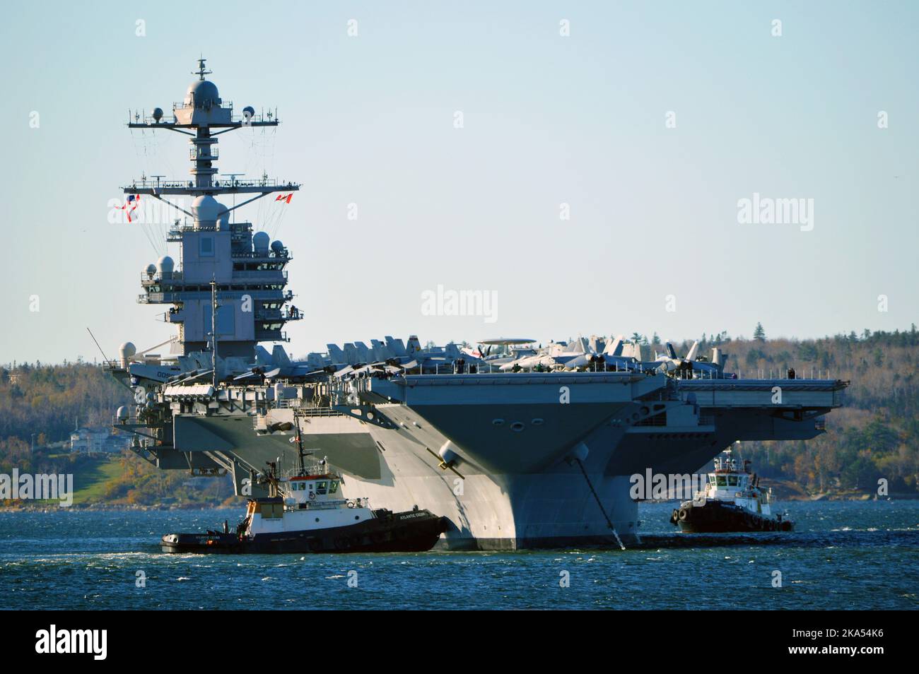 Bug des amerikanischen Flugzeugträgers USS Gerald R. Ford (CVN-78) bei seinem ersten Hafenbesuch in Halifax, Nova Scotia, Kanada (2022) Stockfoto