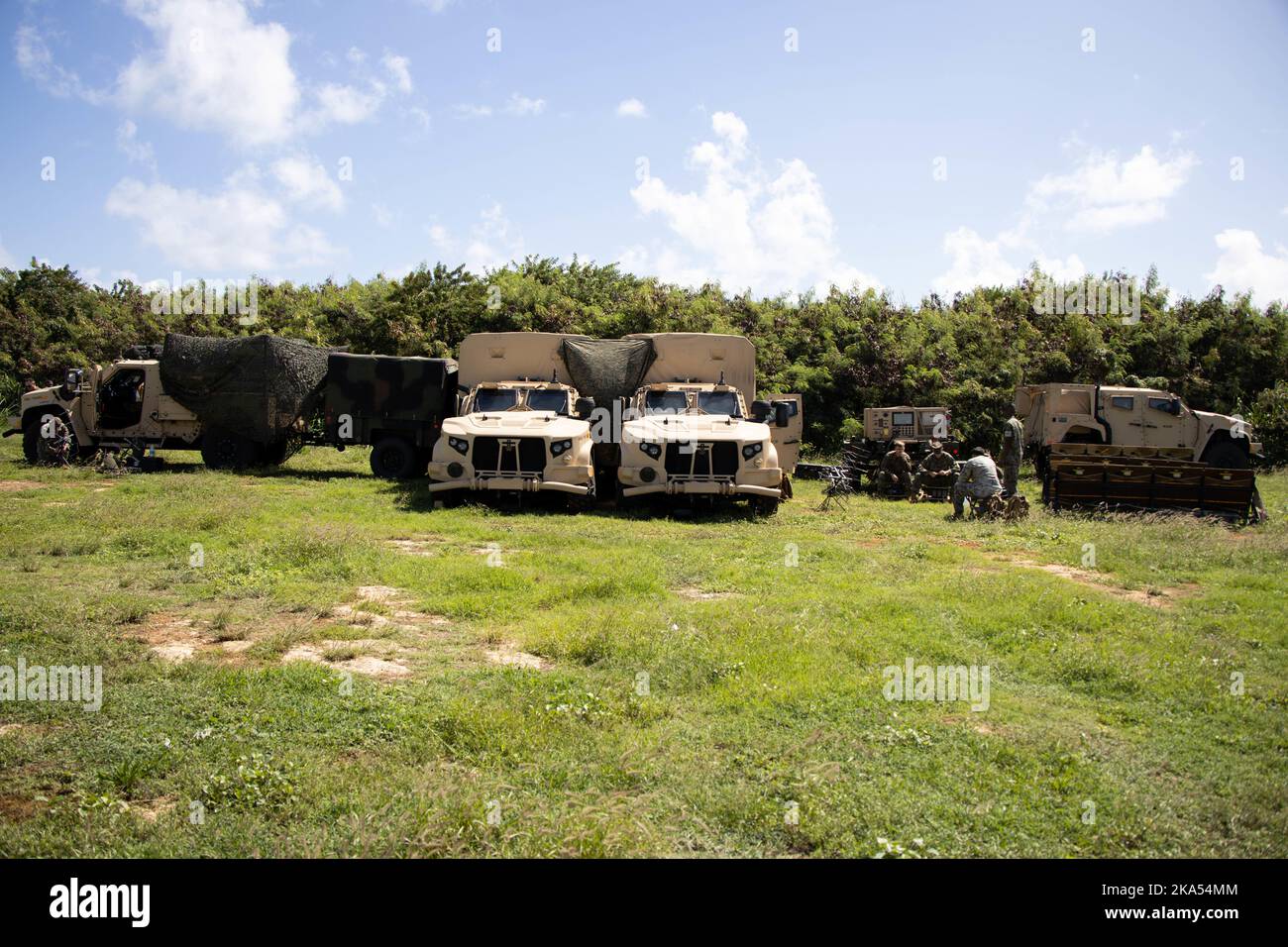 US-Marineinfanteristen mit dem 3D Littoral Combat Team, 3D Marine Littoral Regiment, 3D Marine Division gründen ein Einsatzzentrum auf der Marine Corps Base Hawaii, 25. Oktober 2022. 3D LCT richtete einen Kommando- und Kontrollknoten ein, um das Kommando und die Kontrolle von Expeditions-fortgeschrittenen Basen zu gewährleisten, die über die Insel Oahu verstreut waren. Bougainville II ist eine Feldübung, die es dem MLR und seinen untergeordneten Einheiten ermöglicht, Expeditions- und Basisoperationen auf der ganzen Insel Oahu durchzuführen. BVII zeigt die Fähigkeit des MLR, eABS schnell zu etablieren und zu versetzen, während er Befehl und Kontrolle in einem Disper ausführt Stockfoto