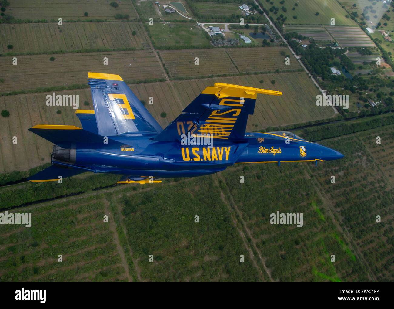 VERO BEACH, Florida (29. April 2022) LT. Scott Goossens, der während der Vero Beach Air Show dem Marine Flight Demonstration Squadron, den Blue Angels, Flight Above Vero Beach zugewiesen wurde. Die Blue Angels führen Flugvorführungen an 32 Standorten im ganzen Land durch, um den Stolz und die Professionalität der US-Marine und des Marine Corps der amerikanischen Öffentlichkeit zu zeigen. (USA Navy Foto von MC1 Cody Decchio/veröffentlicht) Stockfoto
