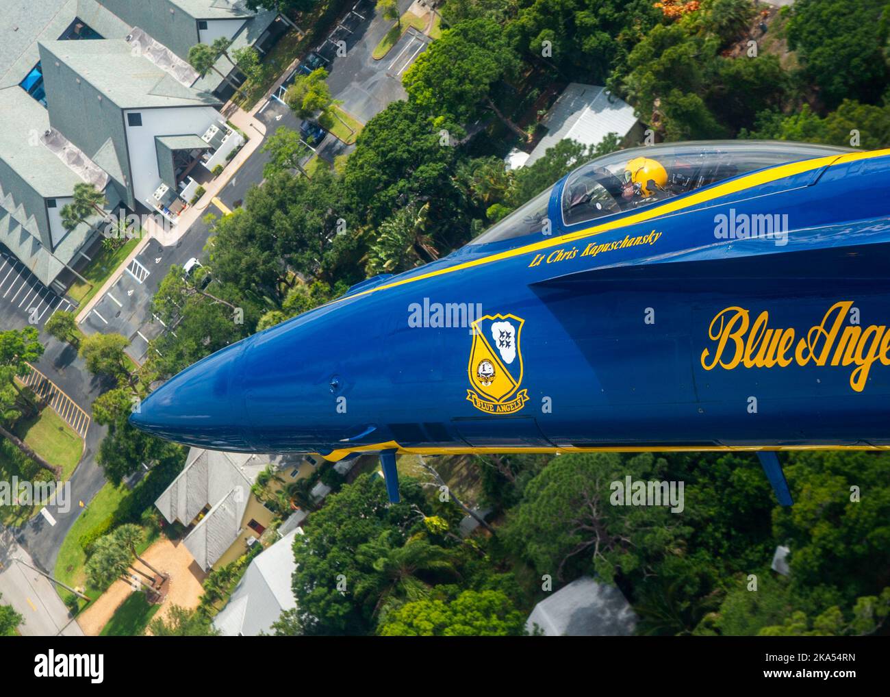 VERO BEACH, Florida (28. April 2022) LT. Chris Kapuschansky, der dem Navy Flight Demonstration Squadron, den Blue Angels, zugewiesen wurde, fliegt während der Vero Beach Air Show über Vero Beach. Die Blue Angels führen Flugvorführungen an 32 Standorten im ganzen Land durch, um der amerikanischen Öffentlichkeit die Teamarbeit und Professionalität der US-Marine und des Marine Corps zu demonstrieren. (USA Marineblau Foto von MC1 Cody Decchio) Stockfoto