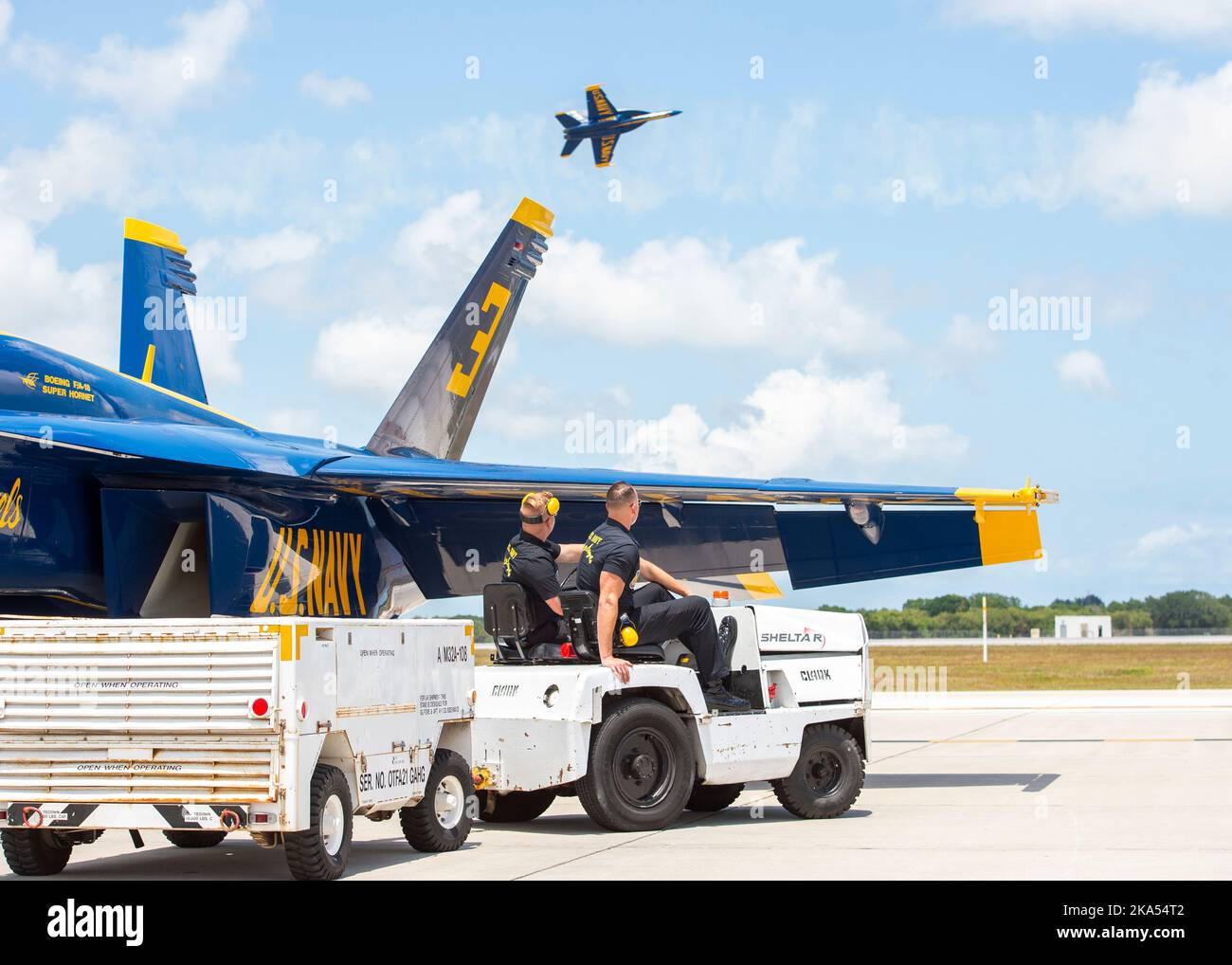 VERO BEACH, Florida (28. April 2022) die Blue Angels, Matrosen der Marine Flight Demonstration Squadron, bereiten sich auf den Einsatz eines mobilen Elektrokraftwerks während der Vero Beach Air Show vor. Die Blue Angels führen Flugvorführungen an 32 Standorten im ganzen Land durch, um den Stolz und die Professionalität der US-Marine und des Marine Corps der amerikanischen Öffentlichkeit zu zeigen. (USA Navy Foto von MC1 Cody Decchio/veröffentlicht) Stockfoto