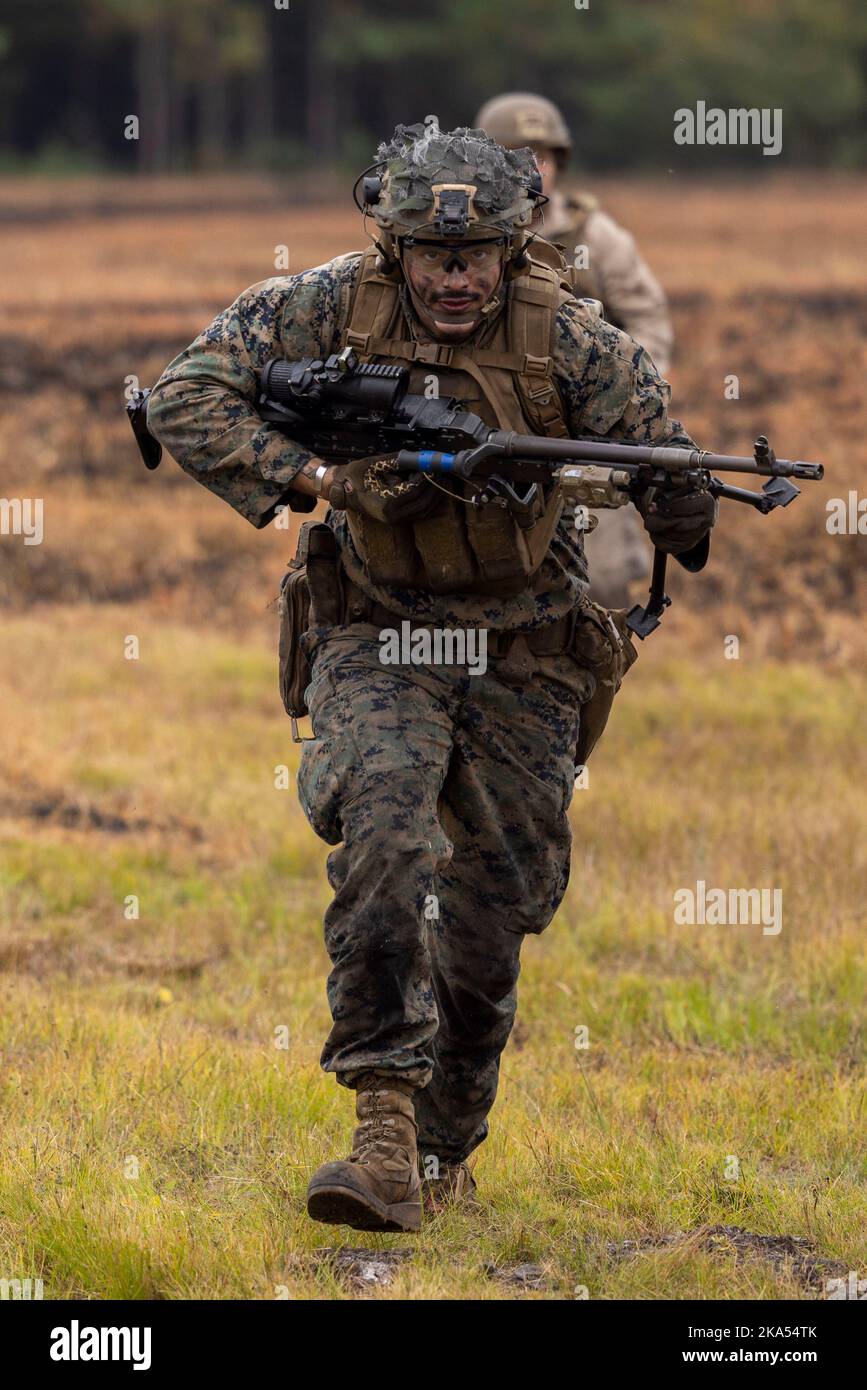 U.S. Marine Corps Lance CPL. Brandon Lee, ein Maschinengewehrschütze mit 3. Bataillons, 6. Marine Regiment, 2D Marine Division, sprintet während einer Bewertung der Kampfbereitschaft des Marine Corps auf Lager Lejeune, North Carolina, 25. Oktober 2022 in Vergiftung. Der Zweck eines MCCRE ist die formelle Bewertung der Kampfbereitschaft der Einheit in Vorbereitung auf den Einsatz. (USA Marine Corps Foto von CPL. Karlhendrix Aliten) Stockfoto