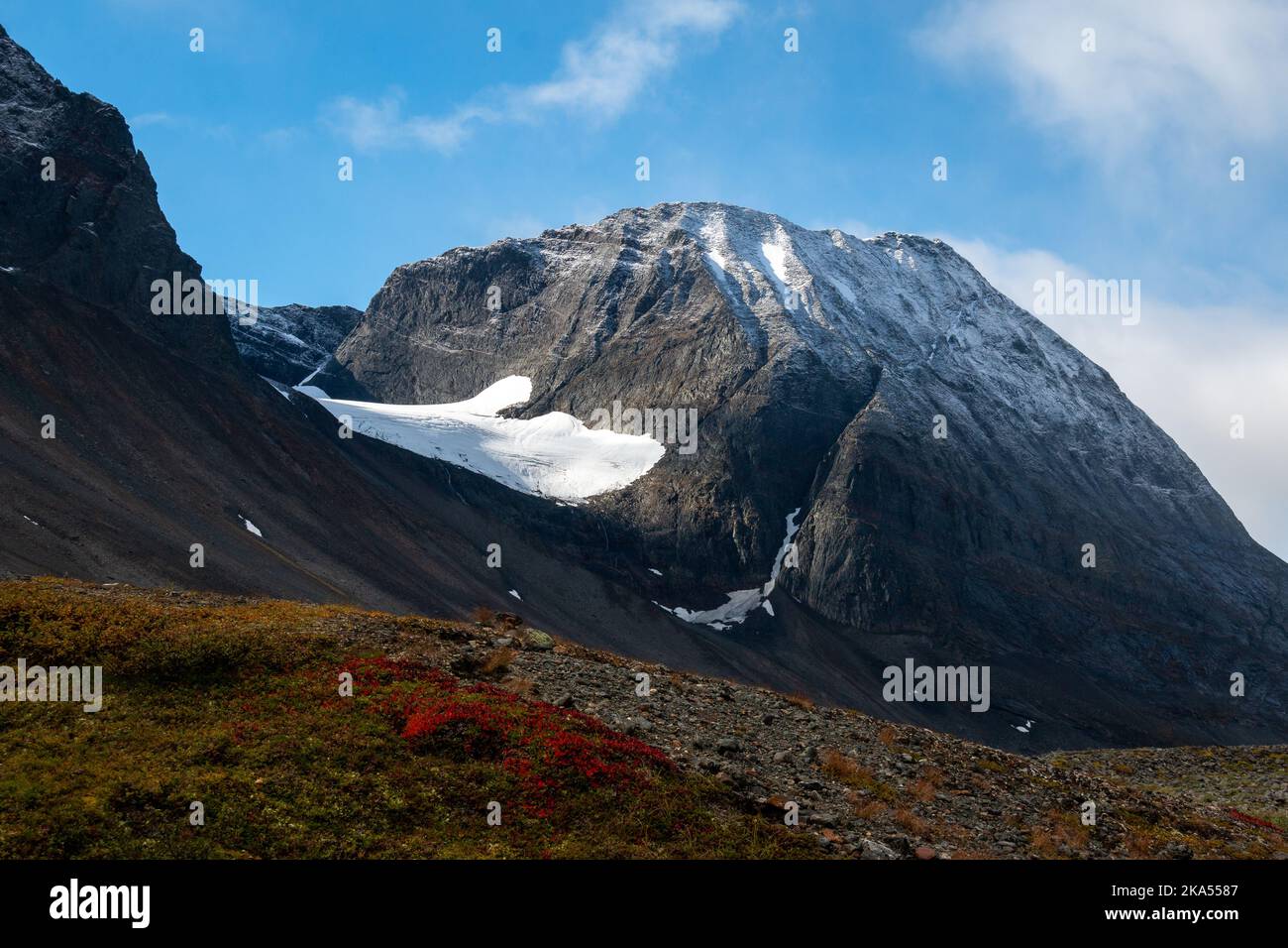 Verschneite Berge entlang des Wanderweges zwischen Vistas und Nallo-Hütten in Schwedisch Lappland. Stockfoto
