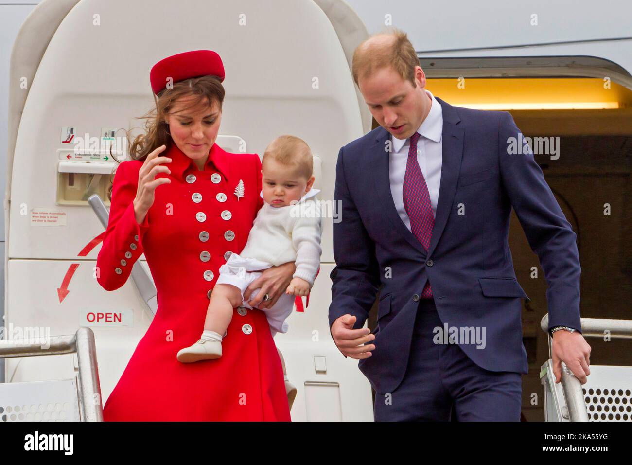 Der Herzog und die Herzogin von Cambridge mit Prinz George treffen am Montag, den 07. April, im Militärterminal von Wellington, Wellington, Neuseeland, ein. 2014. Stockfoto