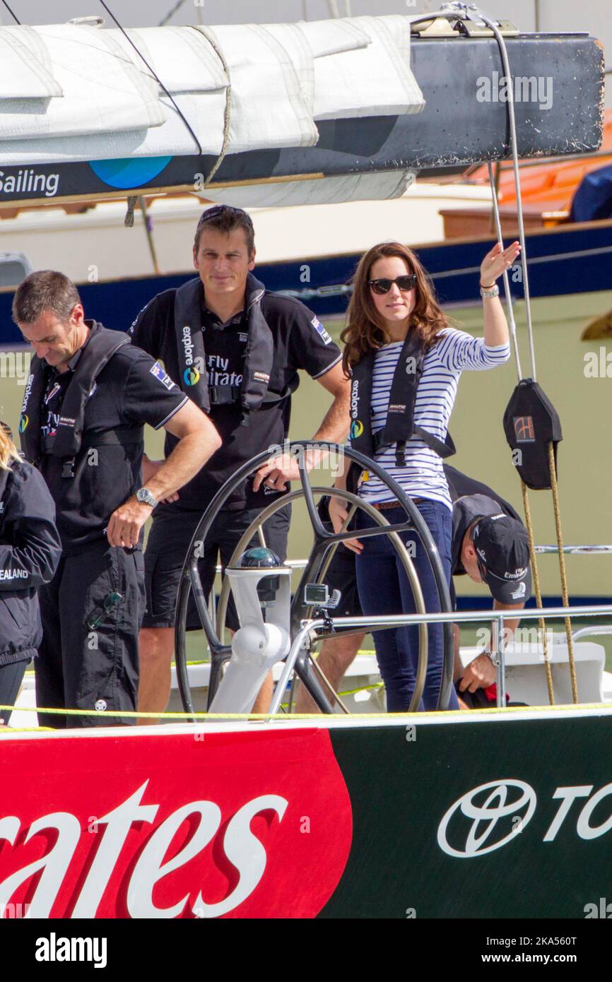 Die Herzogin von Cambridge bereitet sich darauf vor, mit Skipper Dean Barker, Auckland, Neuseeland, Freitag, den 11. April, auf den Americas Cup-Yachten zu segeln. Stockfoto