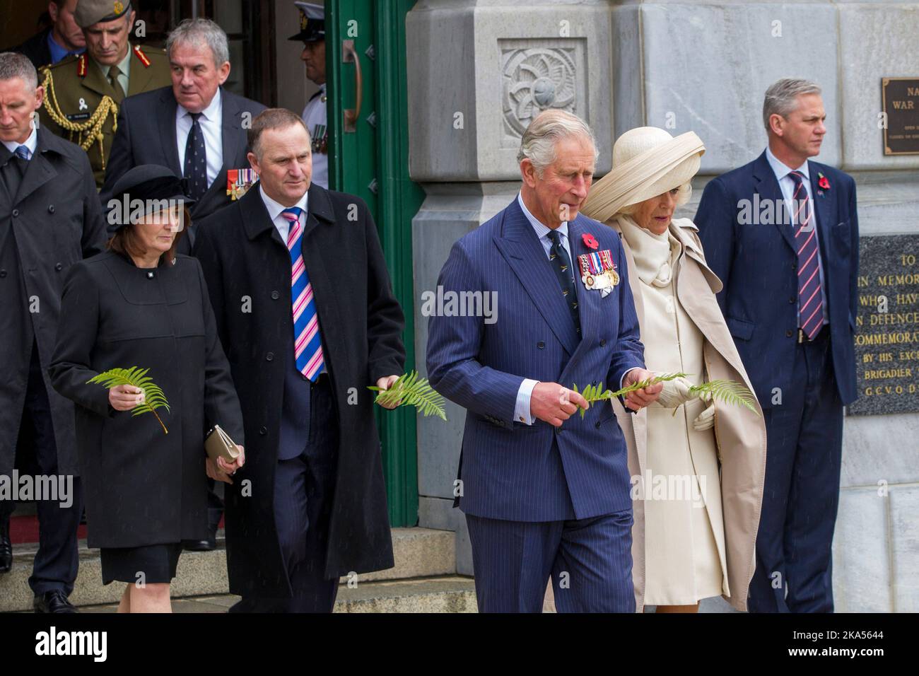 Der Prinz von Wales und die Herzogin von Cornwall besuchen das National war Memorial in Neuseeland und legen einen Farn auf das Grab des Unbekannten Kriegers Stockfoto