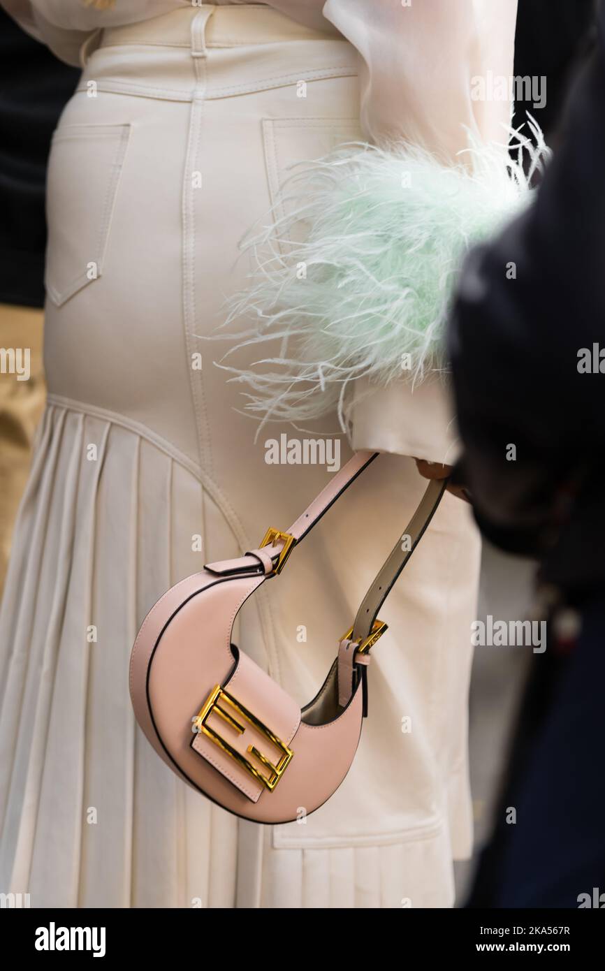 Mailand, Italien - 21. September 2022: Stilvolle Frau trägt Tasche Fendi  Cookie Pale rosa Leder Mini-Tasche, Street-Style-Outfit Stockfotografie -  Alamy