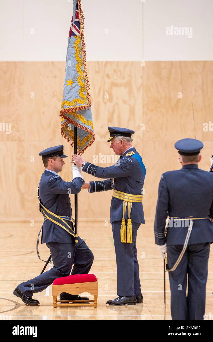 Prinz Charles präsentiert die Farben, während er und Camilla, Herzogin von Cornwall, an der Präsentation der Königsfarbe auf der RNZAF-Basis Whenuapai teilnehmen Stockfoto