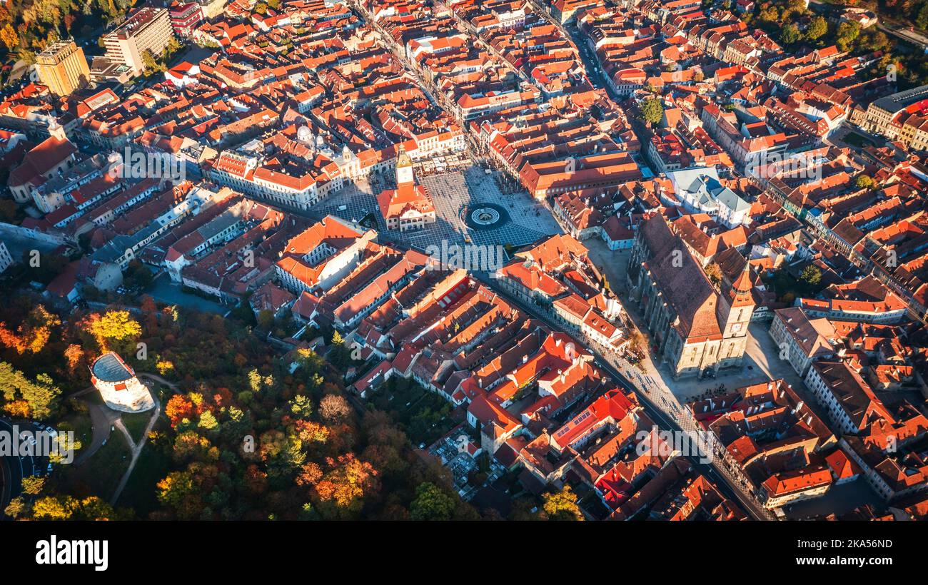 Brasov, Rumänien - Luftdrohnenansicht der historischen Innenstadt, des Rathausplatzes, des Withiten-Turms und der Schwarzen Kirche, herbstliche Landschaft in Siebenbürgen. Stockfoto