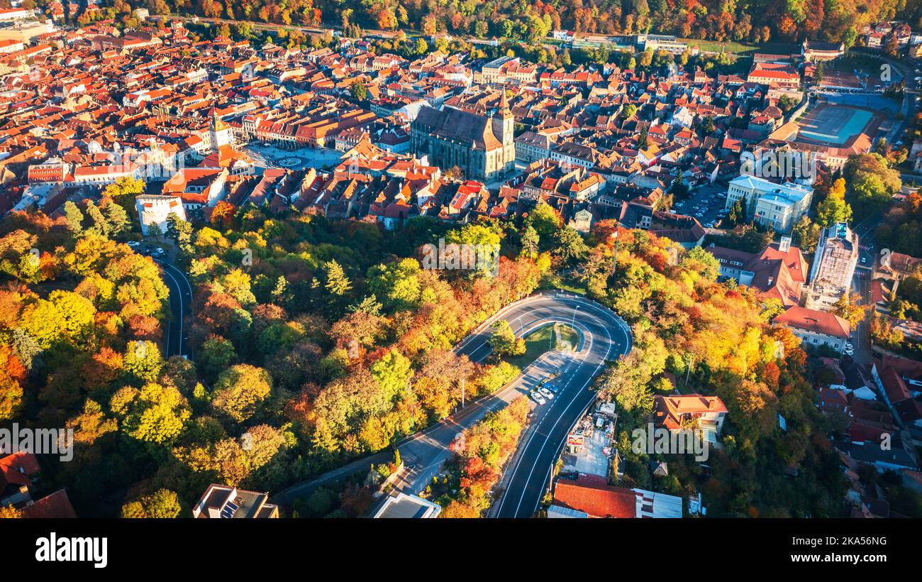 Brasov, Rumänien - Luftdrohnenansicht der historischen Innenstadt, des Rathausplatzes, des Withiten-Turms und der Schwarzen Kirche, herbstliche Landschaft in Siebenbürgen. Stockfoto