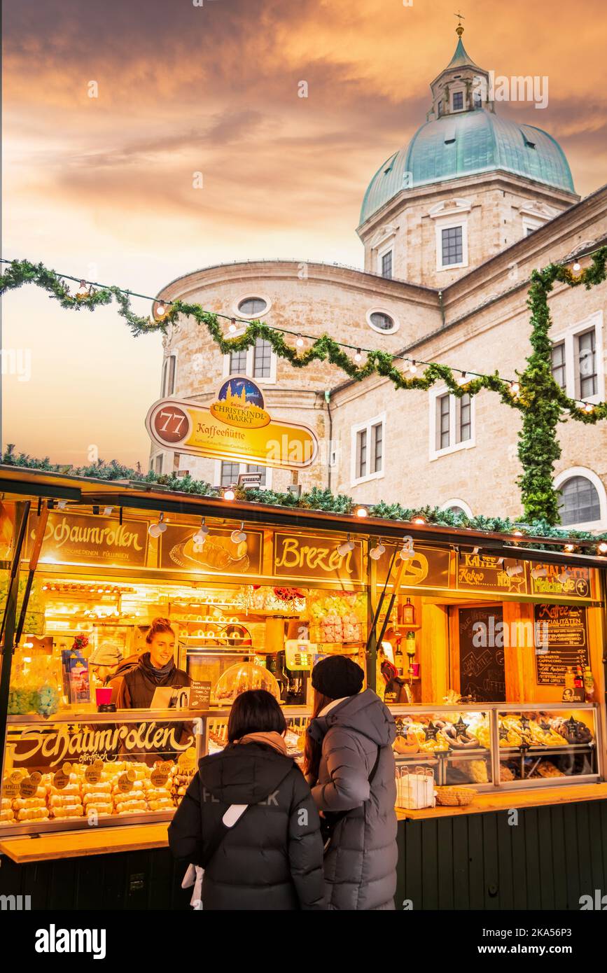 Salzburg, Österreich - Dezember 2018. Weihnachtsmarkt in der schönen österreichischen Stadt, Christkindlmarkt der Salzburger Advent. Stockfoto