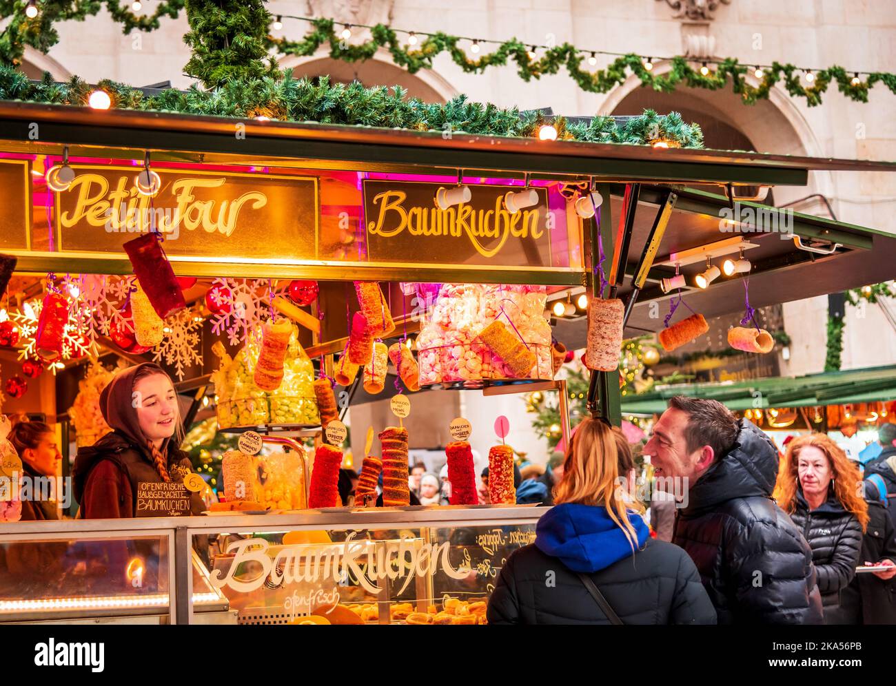 Salzburg, Österreich - Dezember 2018. Weihnachtsmarkt in der schönen österreichischen Stadt, Christkindlmarkt der Salzburger Advent. Stockfoto