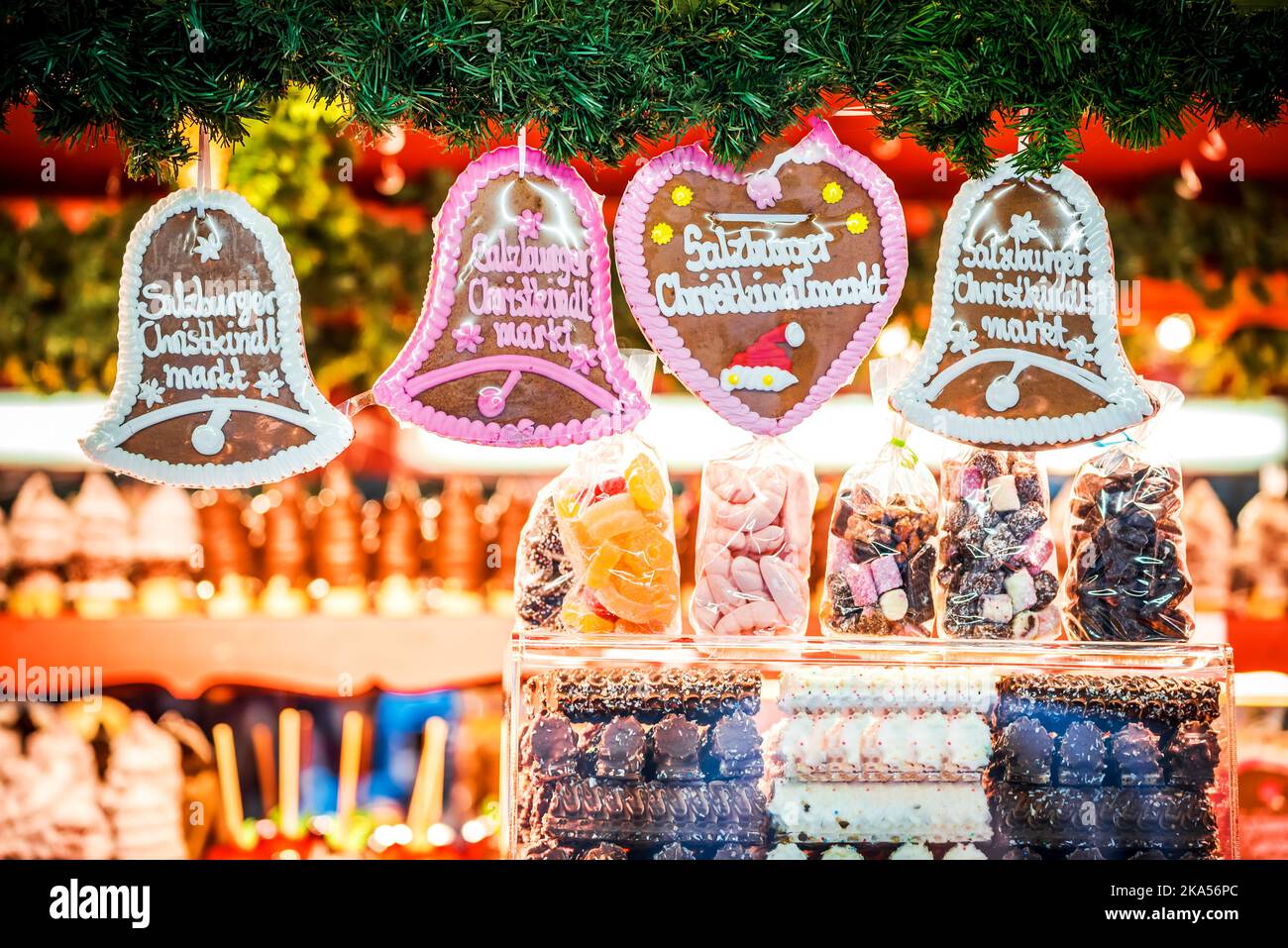 Salzburg, Österreich. Weihnachts-Lebkuchen und Süßigkeiten am Christkindlmarkt Weihnachtsmarkt, Salzburger Advent. Stockfoto