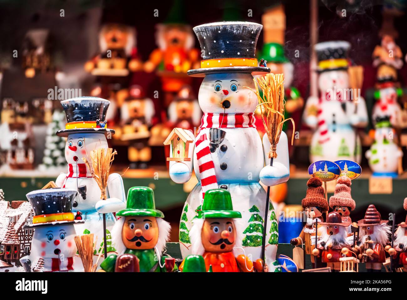 Salzburg, Österreich. Weihnachts-Schneemann-Dekorationen am Christkindlmarkt Weihnachtsmarkt, Salzburger Advent. Stockfoto