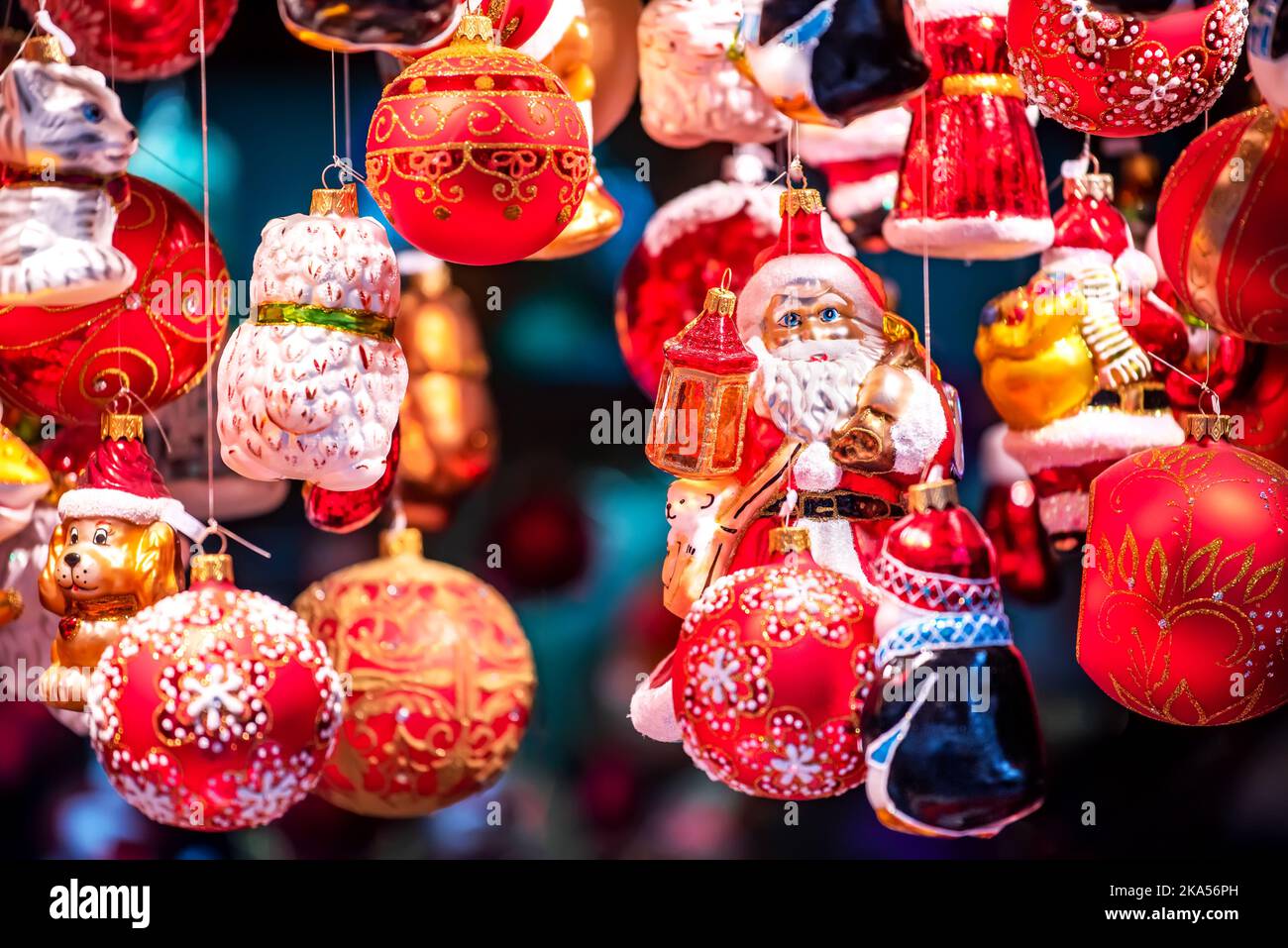 Salzburg, Österreich. Weihnachtsmann-Dekorationen auf dem Christkindlmarkt Weihnachtsmarkt, Salzburger Advent. Stockfoto