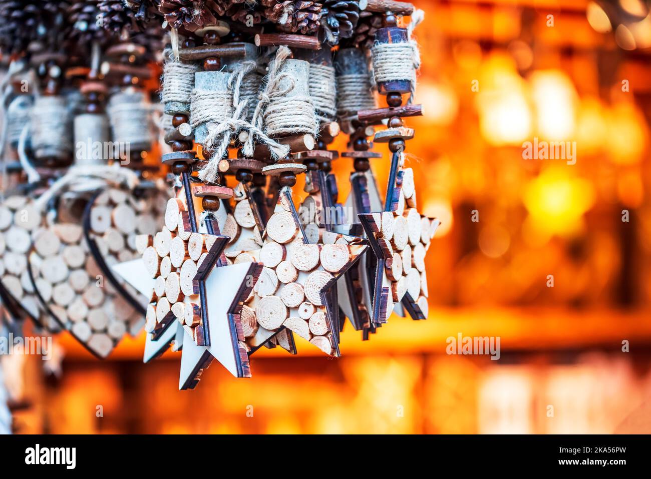 Salzburg, Österreich. Weihnachtssterne Dekorationen am Christkindlmarkt Weihnachtsmarkt, Salzburger Advent. Stockfoto