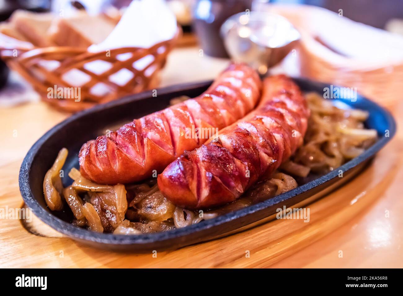 Warschau, Polen. Zuek, polieren traditionelle Suppe Rezept mit Eiern und Wurst, touristische Restaurant Teller. Stockfoto