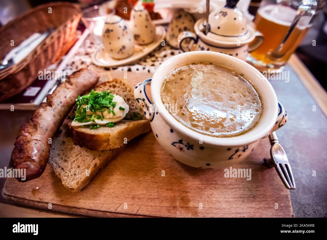 Warschau, Polen. Zuek, polieren traditionelle Suppe Rezept mit Eiern und Wurst, touristische Restaurant Teller. Stockfoto