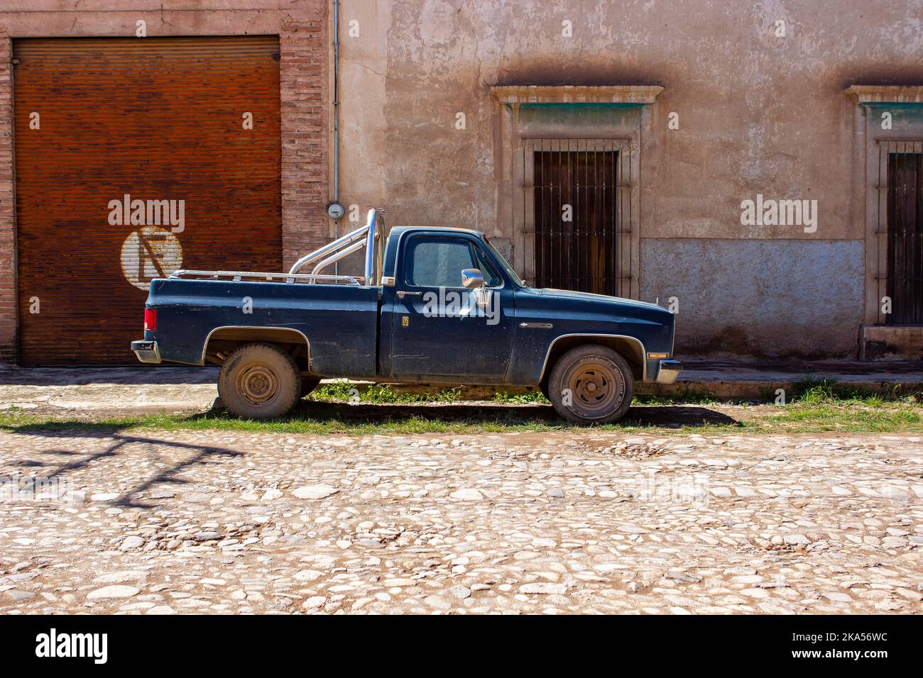 Old Truck auf der Straße geparkt Stockfoto